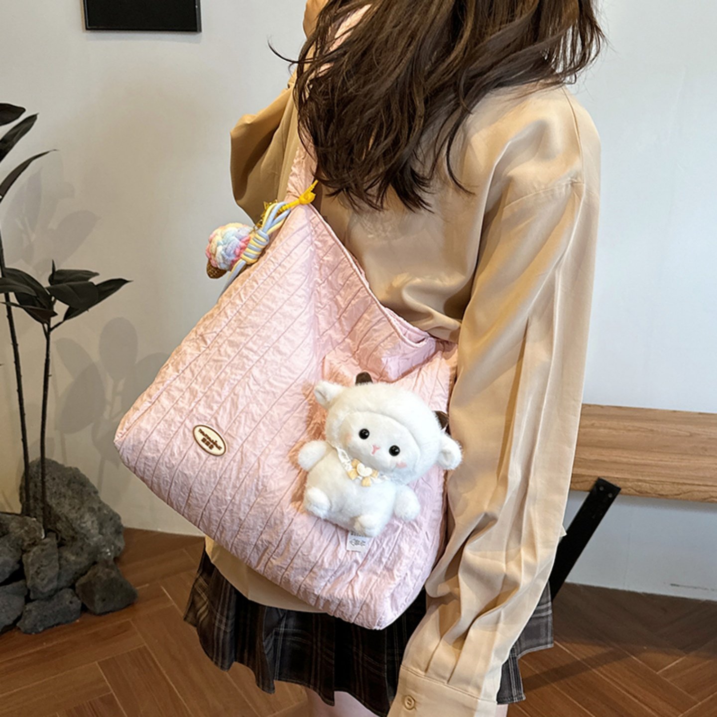 2025秋季新款可爱斜挎包女大容量褶皱慵懒风单肩包学生上课通勤包