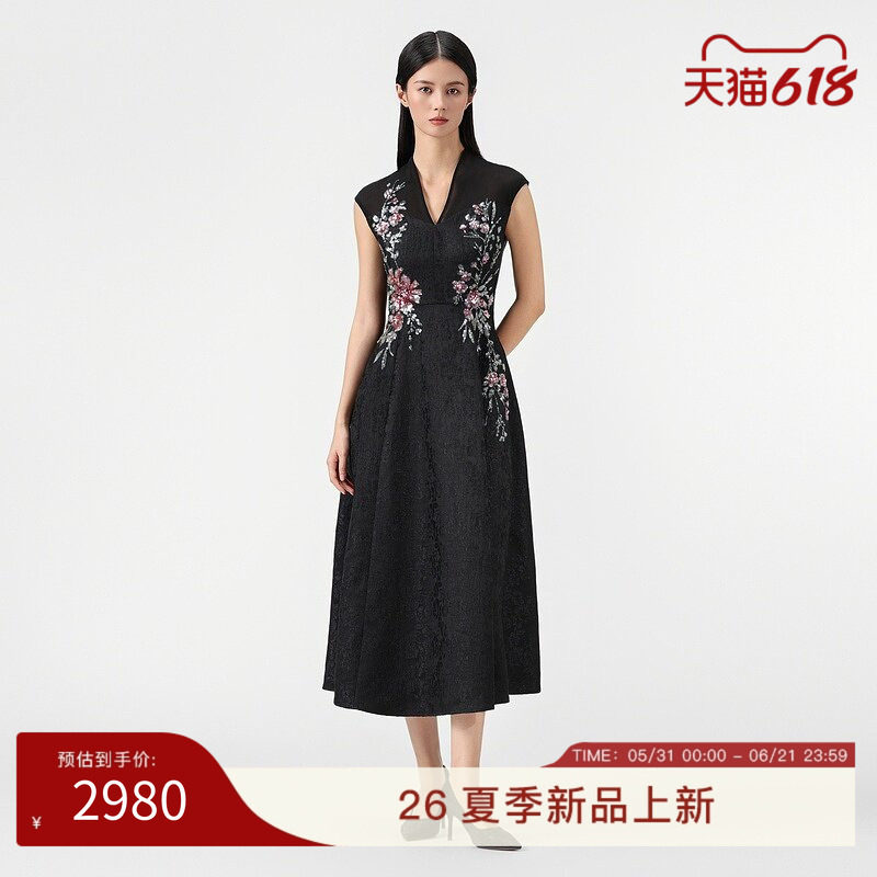SUSSI/古色古色春商场同款V领包肩袖贴花收腰连衣裙新中式