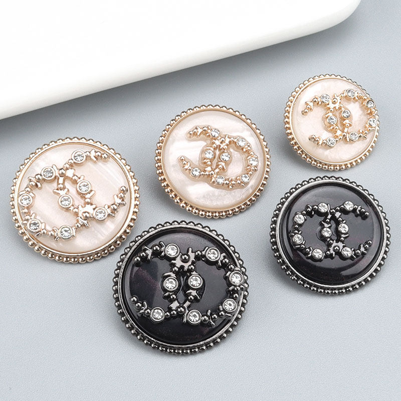 金属皮草大衣镶钻纽扣