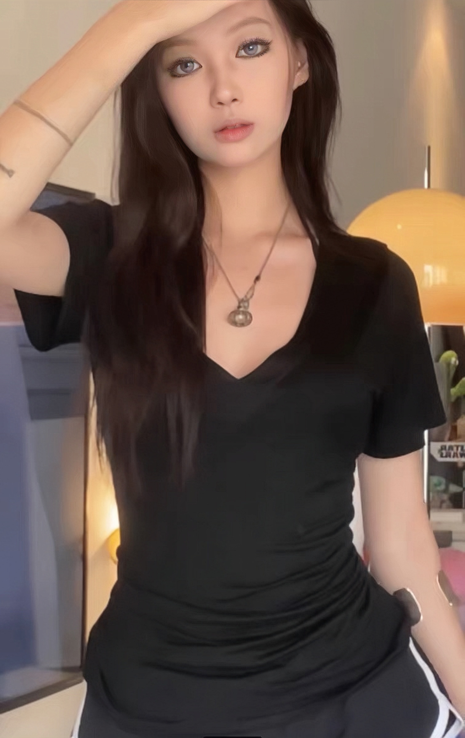 Devoofden官方正品修身v领黑t