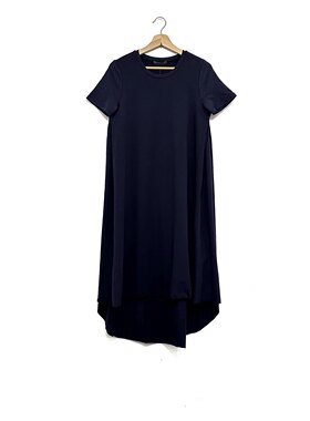 圣迪折扣女装 时尚炭黑蓝简约圆领前短后长廓形摆短袖连衣裙