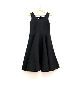 圣迪折扣女装 夏季黑色肌理折痕系带波浪摆高腰A版背心连衣裙