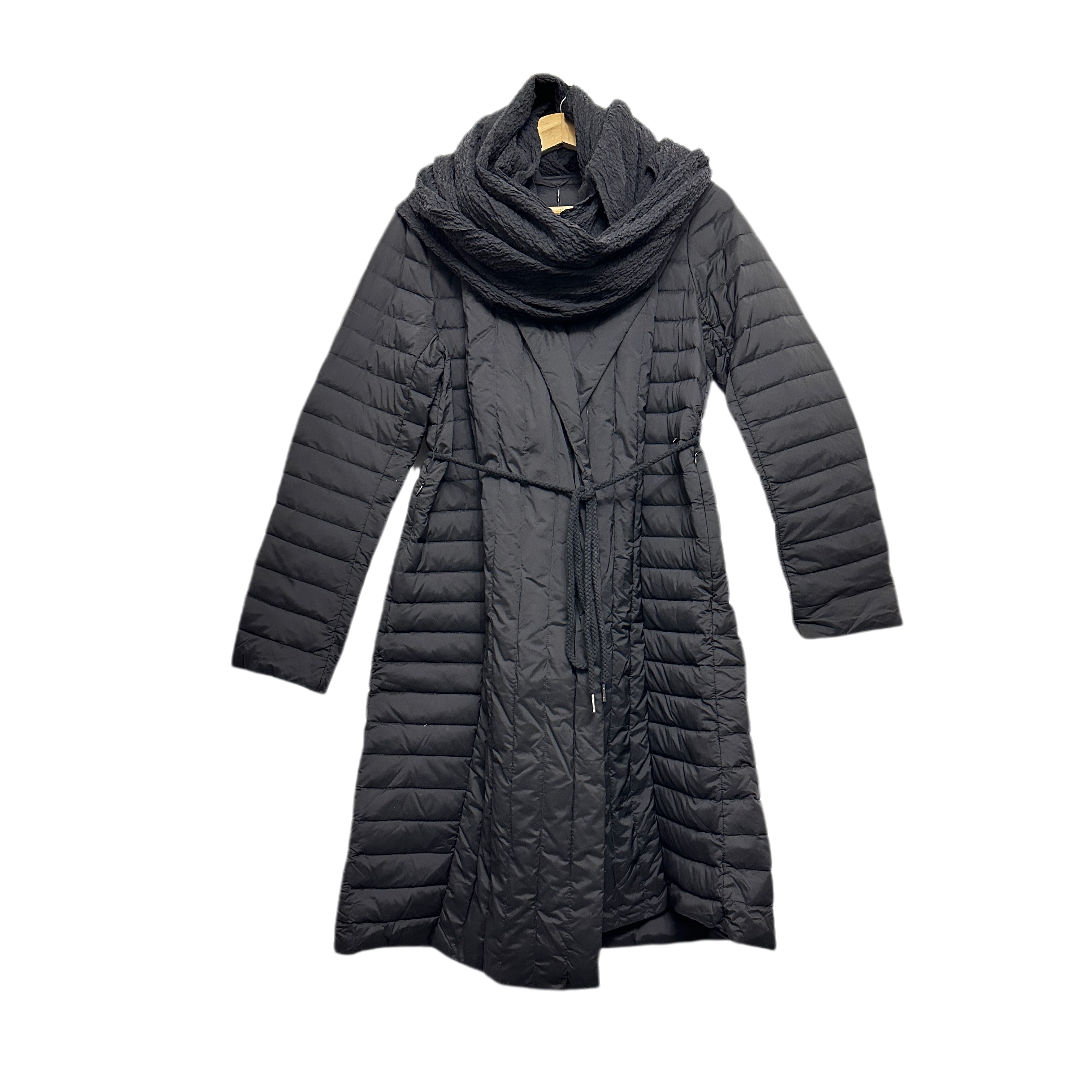 圣迪折扣女装 秋冬时尚黑色个性开衫设计系带收腰连帽长款羽绒服