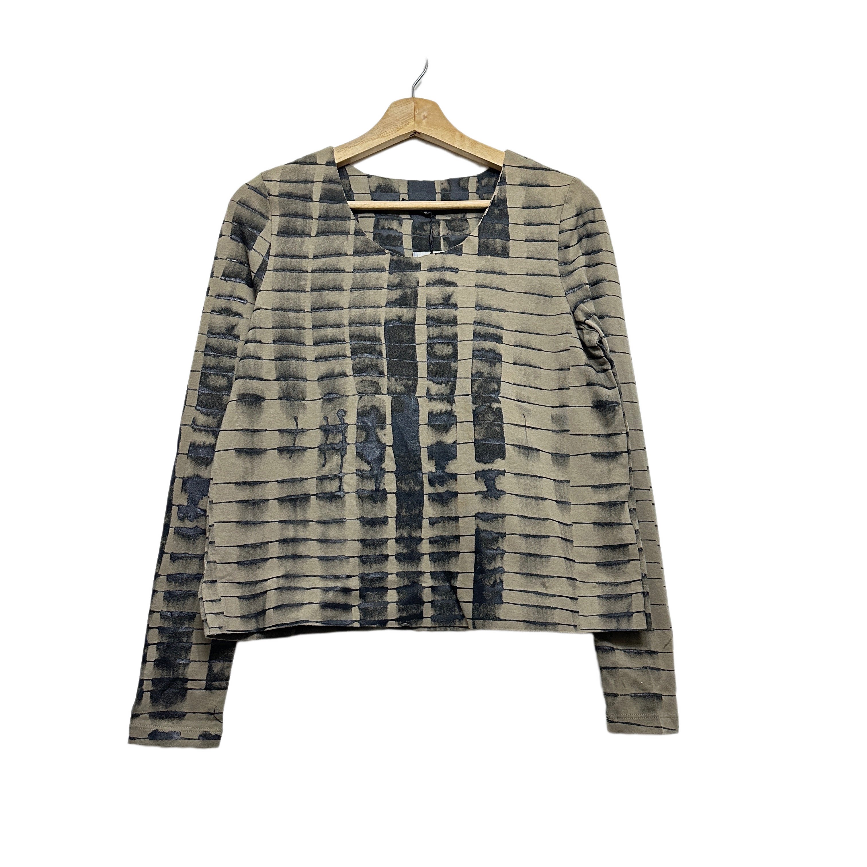 圣迪折扣女装 时尚复古前卫抽象肌理条纹印花休闲圆领长袖T恤 - 实物图