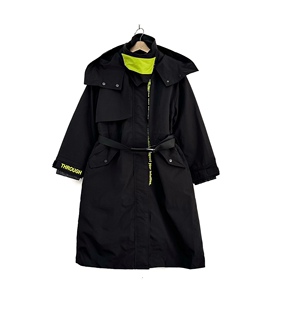 圣迪折扣女装 冬季黑色立领可拆内胆收腰两件套连帽长款羽绒服