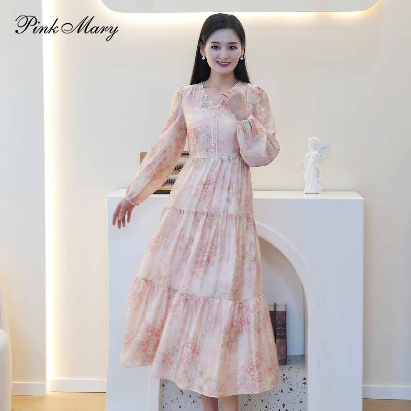 粉红玛琍连衣裙女2025秋冬新款时尚V领长袖中长款裙子TMAOW5509