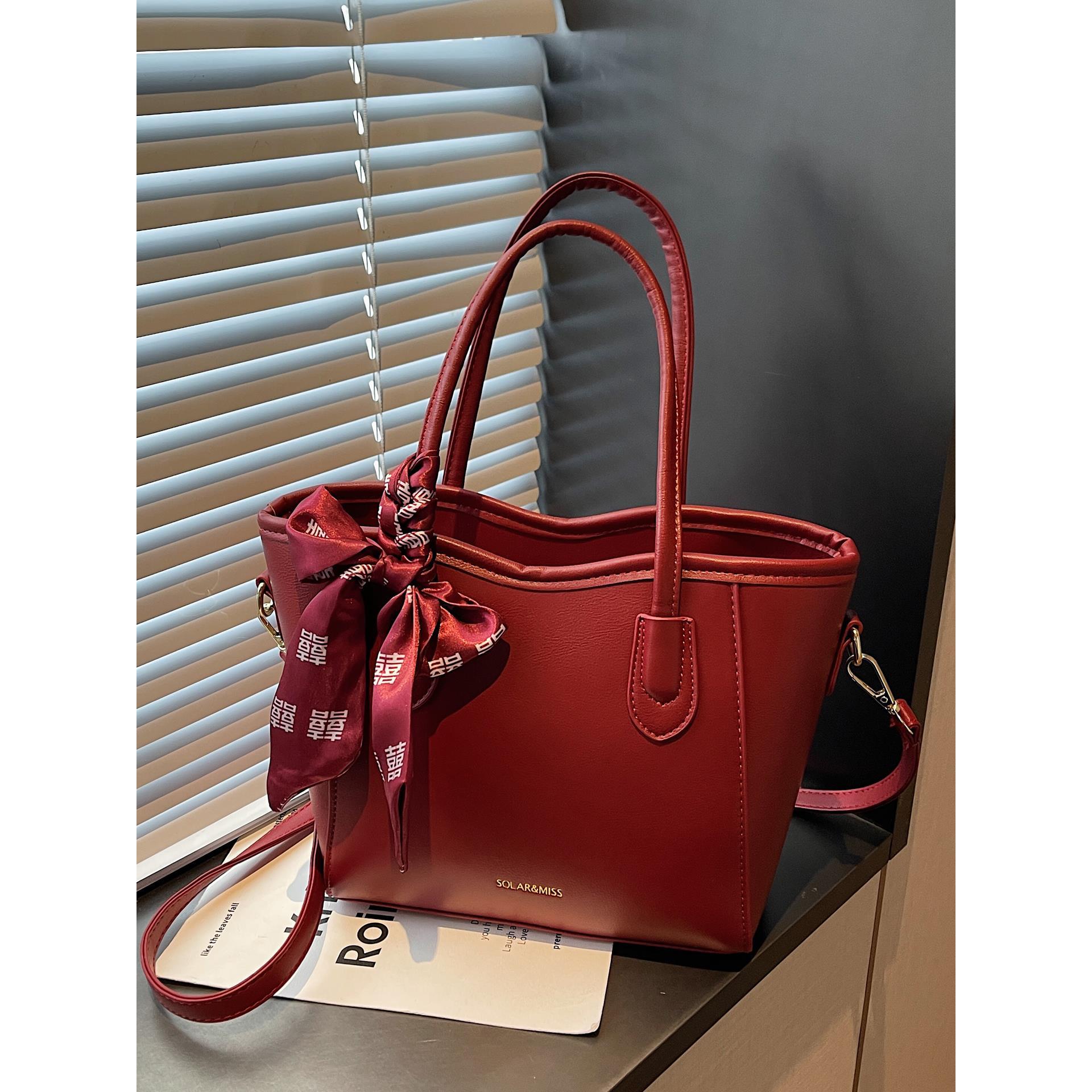 包包女新款时尚礼金伴娘百搭红色新娘婚包单肩斜挎包高级感水桶包