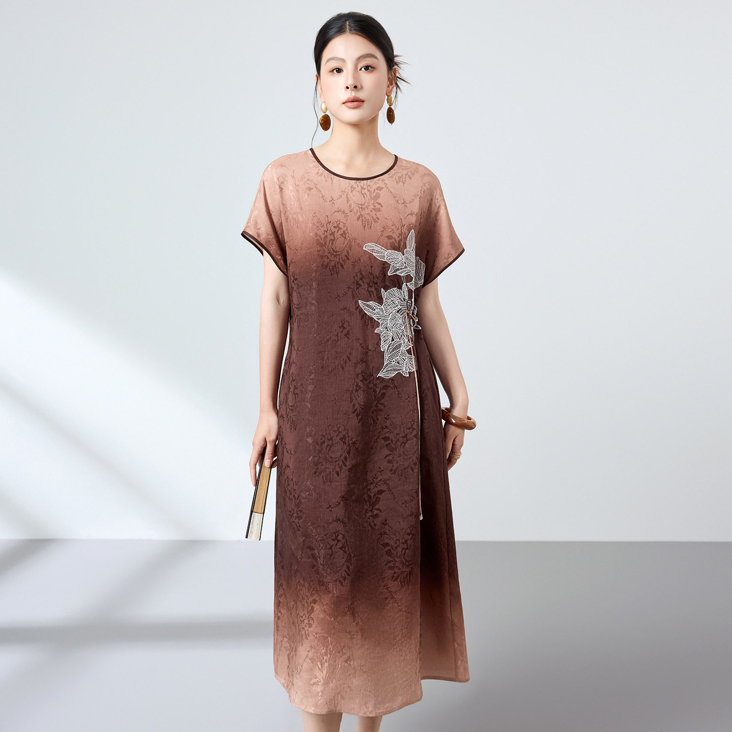 2026夏丝麻混纺连衣裙新中式渐变刺绣宽松咖色女气质中长裙子3183