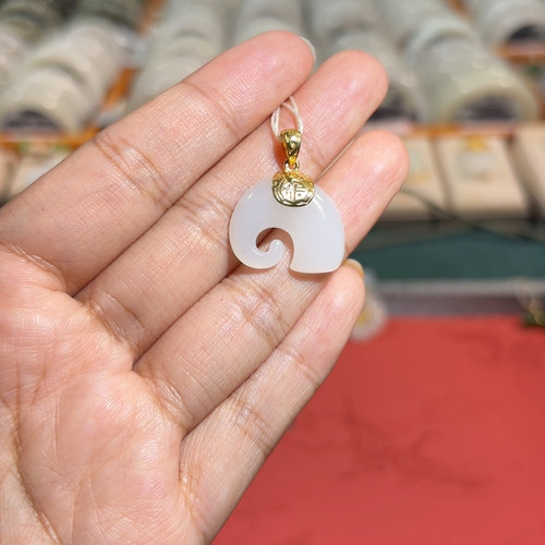 18k金羊脂白玉大象挂件