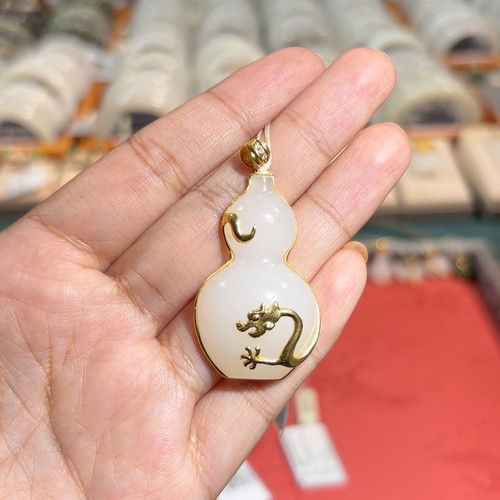 18k金羊脂白玉福禄挂件