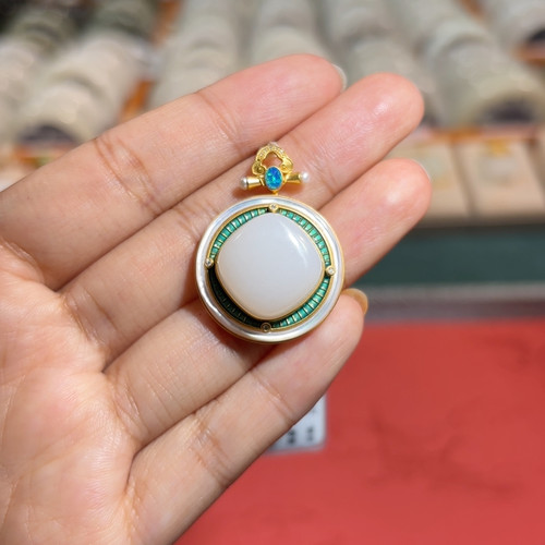 18 K金羊脂白玉吉祥挂件