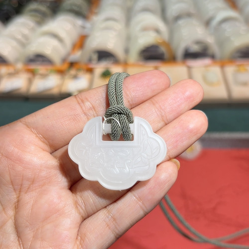 18 K金羊脂白玉如意锁挂件