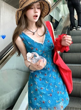 蓝色碎花V领小个子连衣裙女夏季2025新款大码胖MM绝美度假风短裙