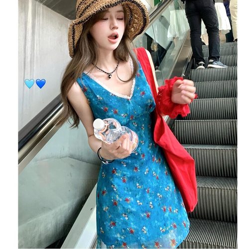 蓝色碎花V领小个子连衣裙女夏季2025新款大码胖MM绝美度假风短裙