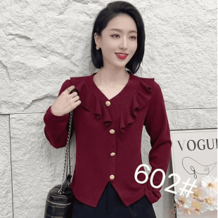 欧货荷叶边V领时尚针织打底衫女2025春装新款单排扣短款显瘦上衣