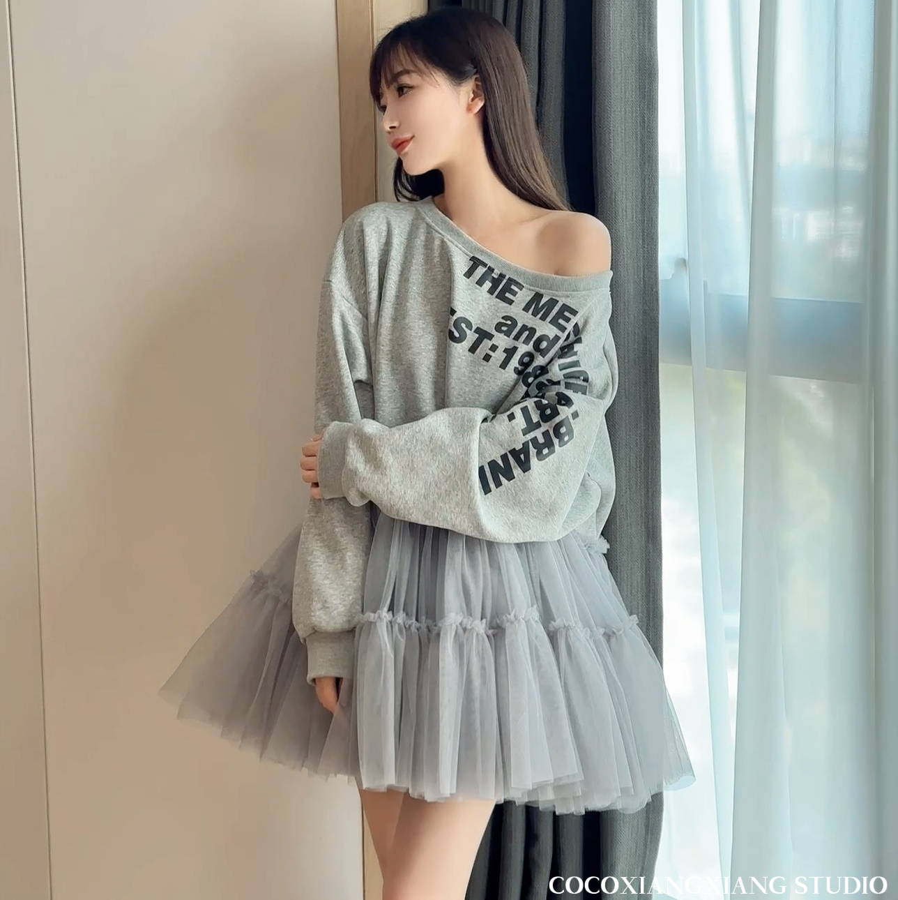 潮牌重工网纱拼接大摆蓬蓬裙斜肩宽松休闲字母露肩性感卫衣连衣裙