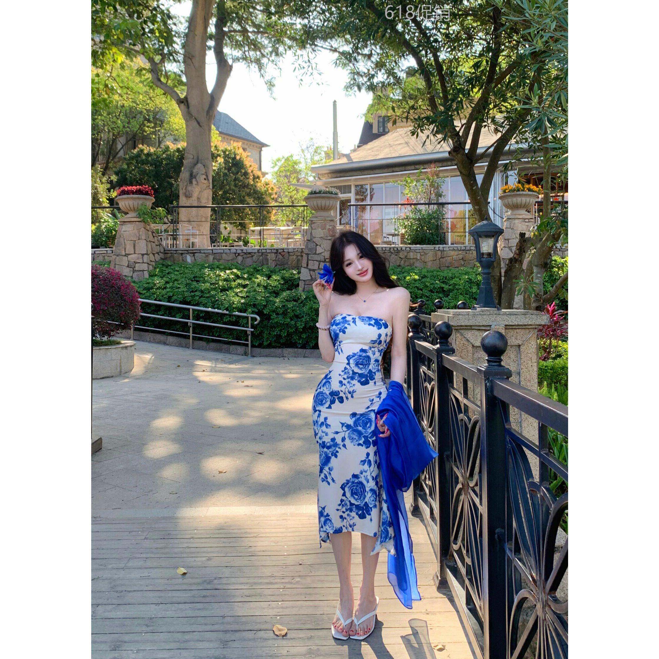 青花瓷蓝色印花无袖抹胸连衣裙女夏季修身中长款纯欲收腰包臀裙子