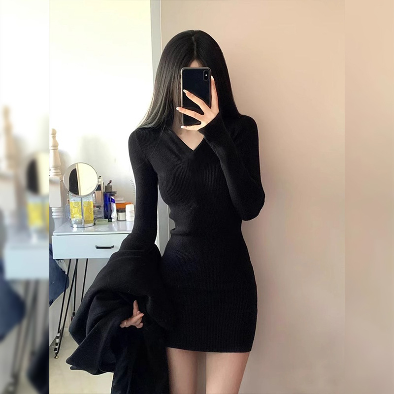 V领秋冬包臀纯欲甜辣风黑色短裙裙子女款针织加绒连衣裙都市风