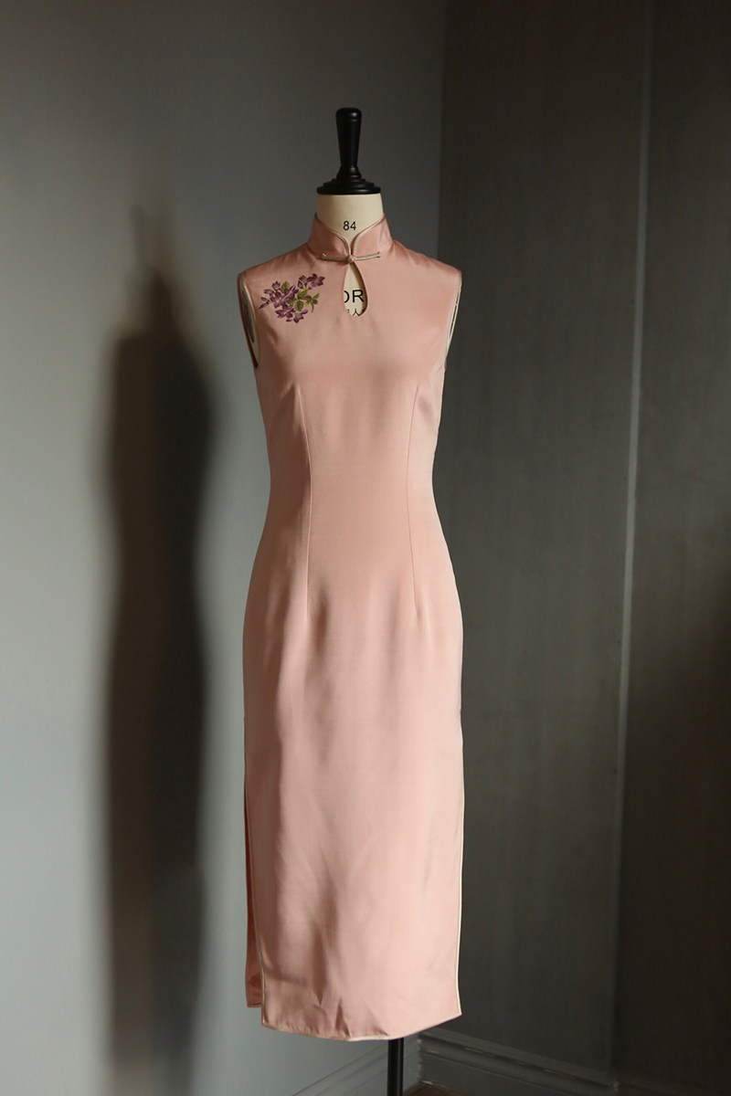 秋季新品重绉真丝粉色水滴领改良款手绣杜鹃花中长款旗袍定制