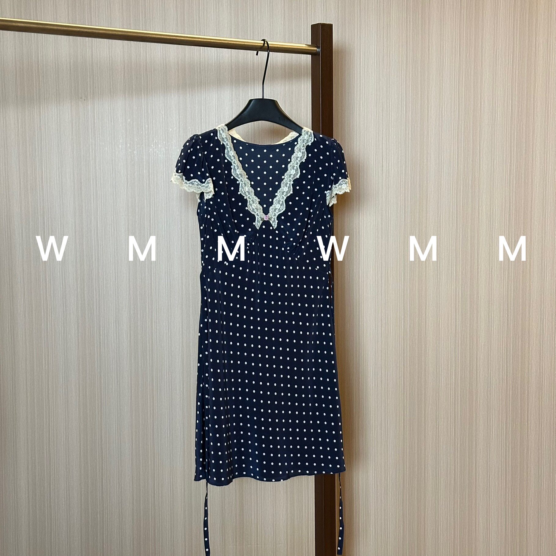 WMM桑蚕丝波点法式V领连衣裙女新款休闲百搭韩版时尚气质舒适显瘦