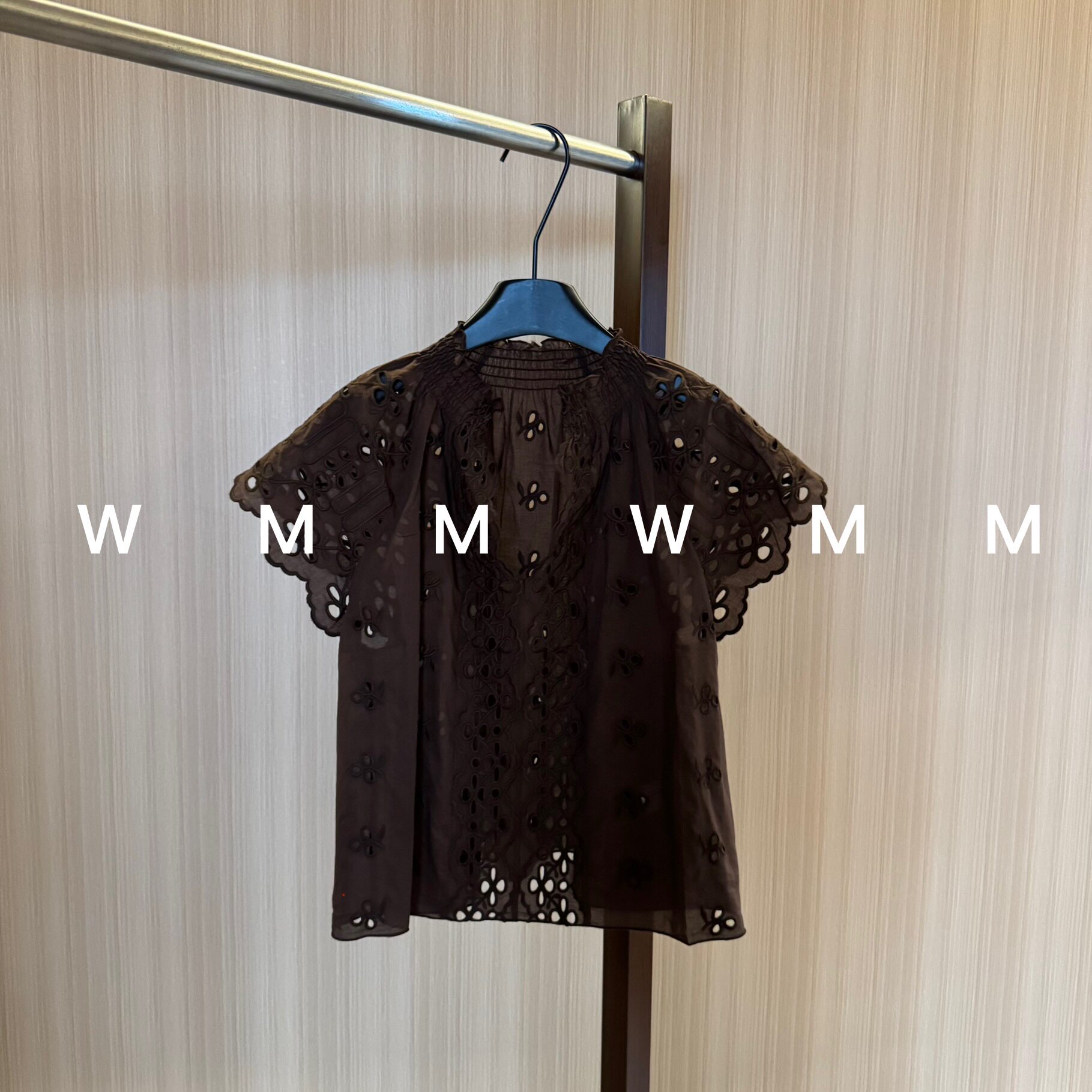 WMM咖啡法式刺绣V领短袖衬衫女新款休闲百搭韩时尚舒适简约上衣