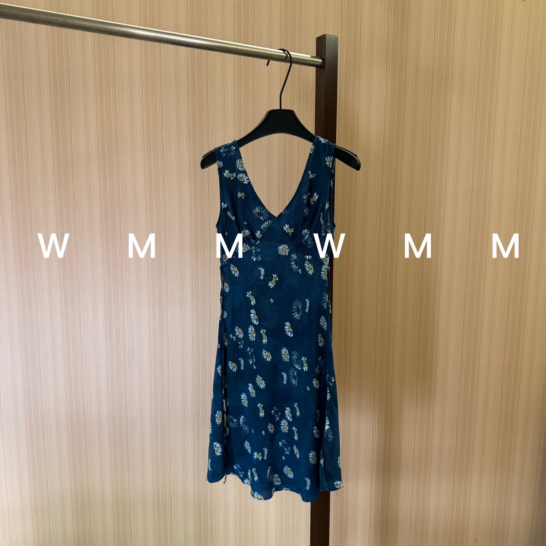 WMM桑蚕丝法式碎花V领连衣裙女新款休闲百搭时尚舒适显瘦简约裙子