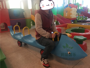 幼儿园新款多r人协助车四人团队协力赛车儿童塑料比赛扭扭车滑行