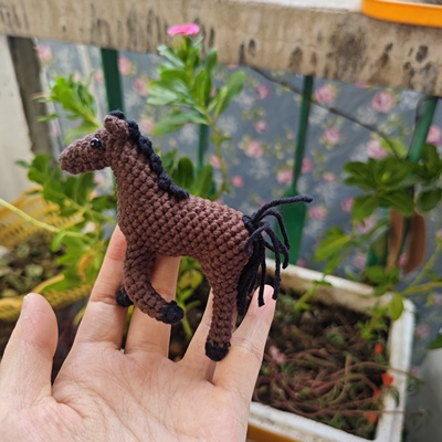 自制可爱小马宠物摆件手工diy材料包毛线钩针玩偶迷你挂件钥匙扣