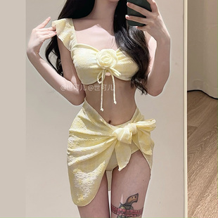 世可儿2025新黄白色荷叶边分体泳衣女三件套比基尼纯欲高级感温泉