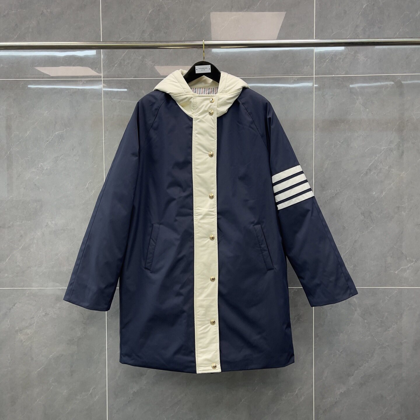 高定TB冬季新款白门襟条纹四杠纽扣拉链开衫连帽长款羽绒服男女款