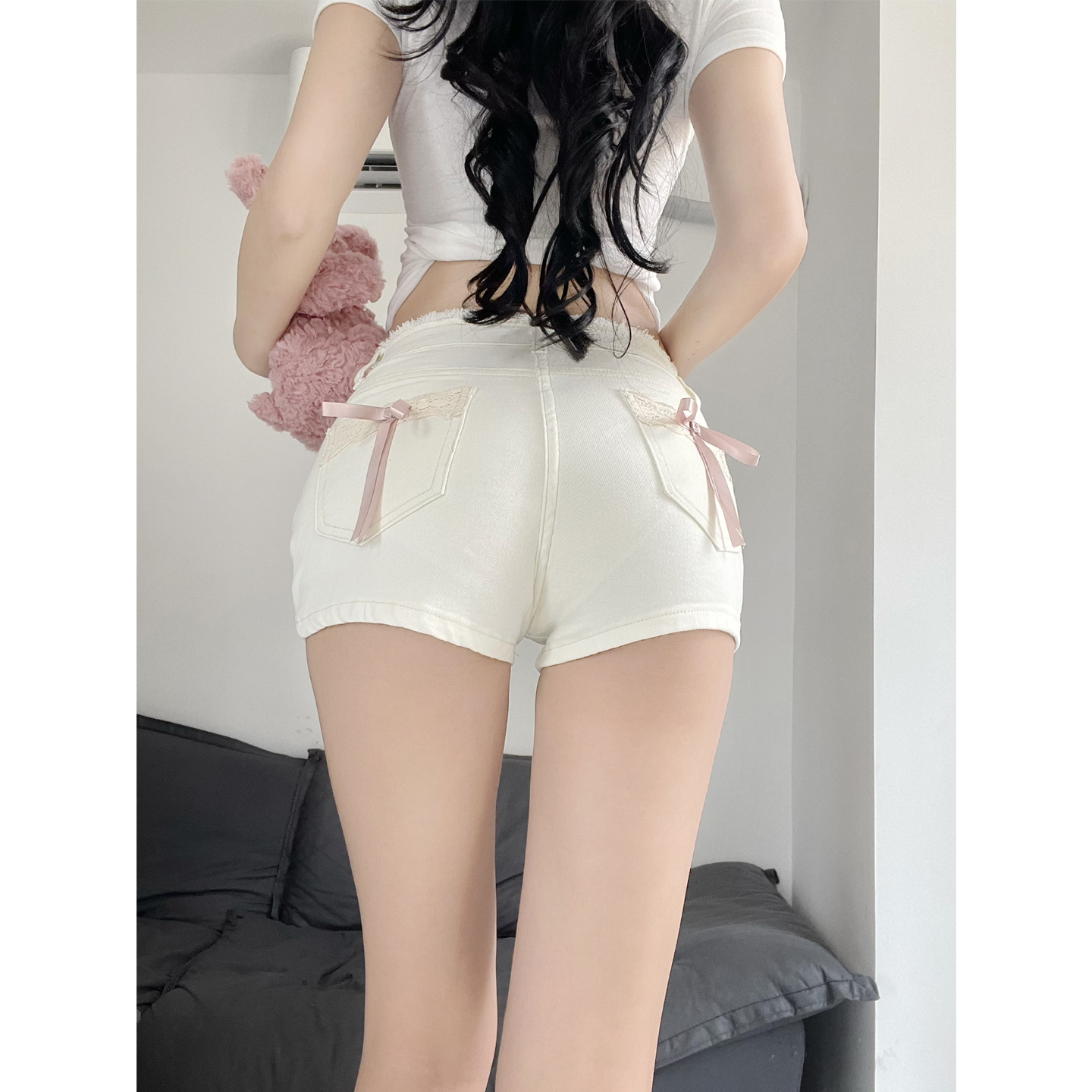 设计款纯欲性感辣妹蕾丝拼接蝴蝶结丰胯牛仔短裤毛边高腰提臀热裤