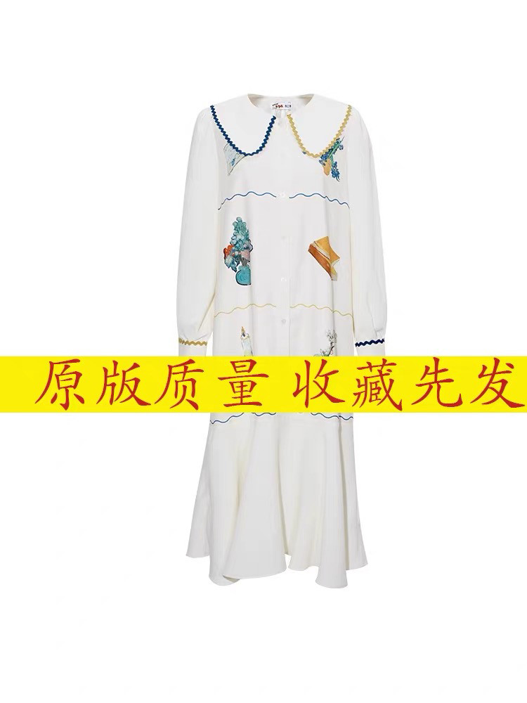 两三舞动花魅2025秋冬新款文艺风娃娃领绣花长袖连衣裙女宽松潮