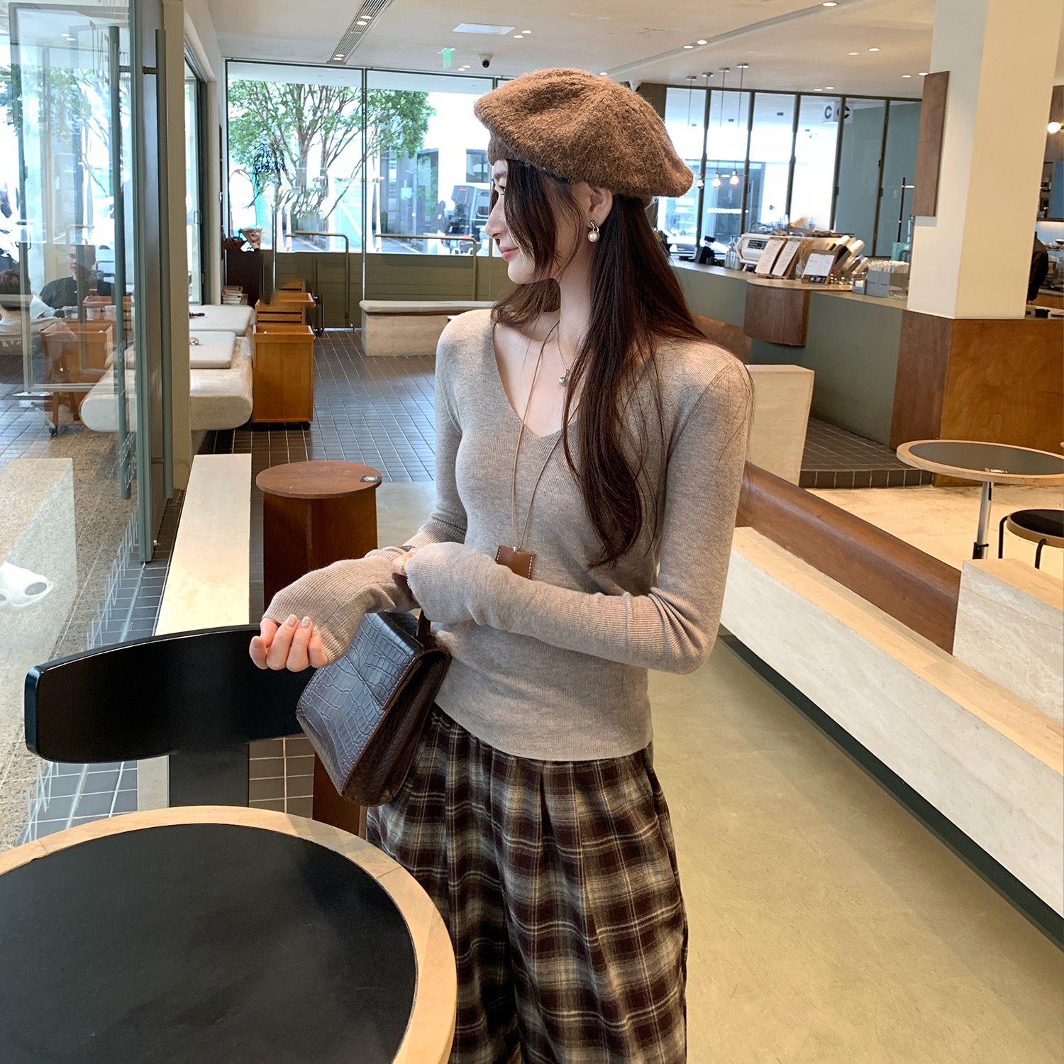 高级感中缝V领针织衫女春季新款纯色长袖温柔显瘦打底衫上衣