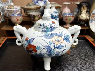 日瓷名家锅岛虎仙作香炉，三足底，纯手绘。盖子有轻微香薰。