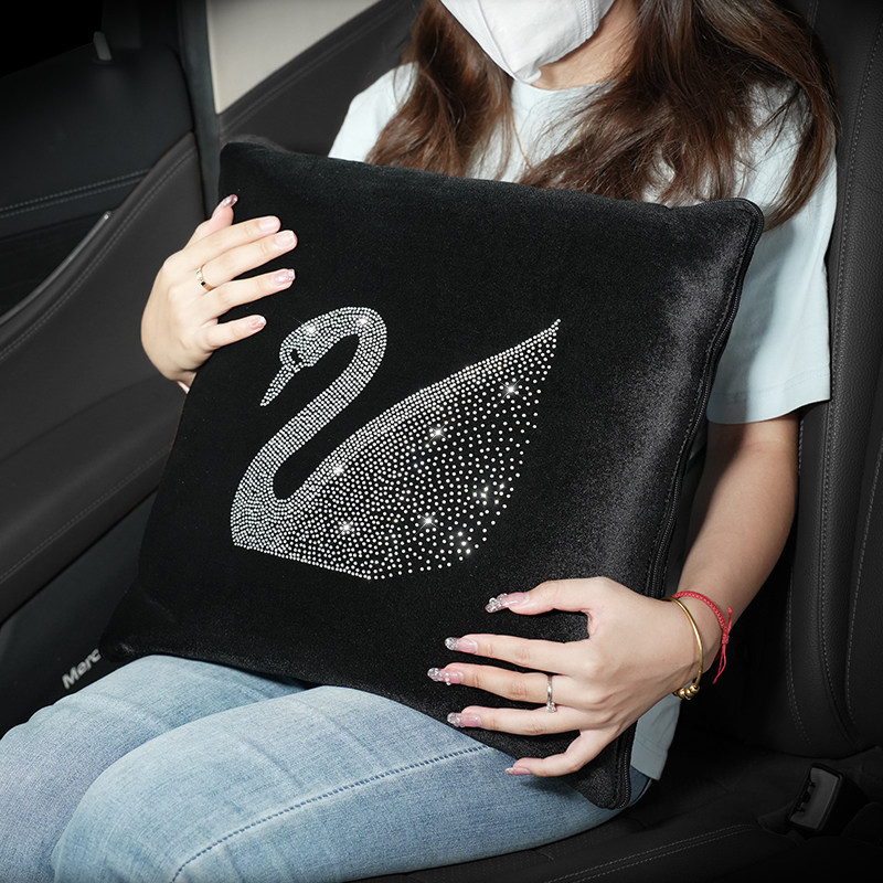 新款车载抱枕被子两用高档女士汽车用品折叠空调被后排车用靠垫枕