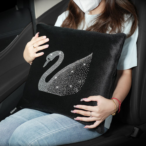 新款车载抱枕被子两用高档女士汽车用品折叠空调被后排车用靠垫枕