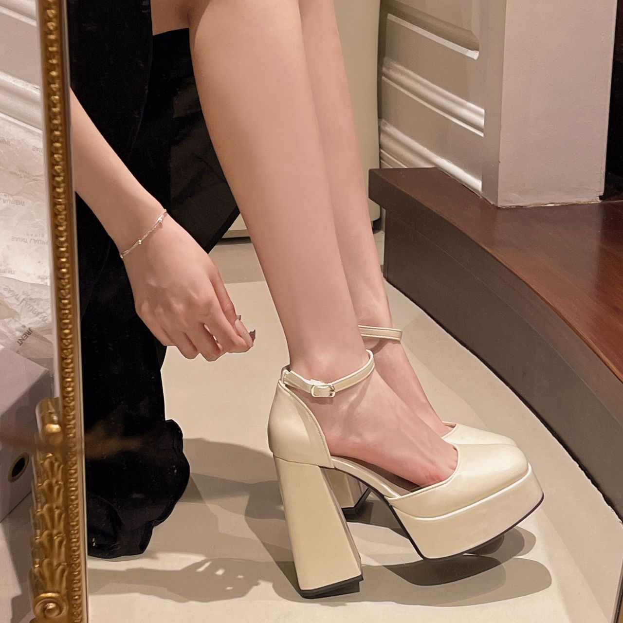 2025春夏季新款玛丽珍粗跟一字扣带法式复古小皮鞋粗跟包头高跟鞋