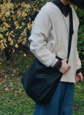 载迟设计黑色极简单肩大挎包 无性别流浪大包 简约性冷淡风斜挎包