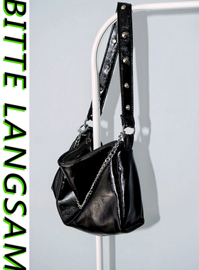 载迟2024秋冬上新 漆皮铆钉腋下包 油皮PU朋克风单肩包摩登软挎包