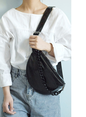 载迟设计潮酷漆皮胸包 2021新春夏中性单肩挎包 个性链条黑色挎包