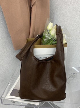 载迟设计2024秋冬新款简约腋下包 韩版咖色水桶单肩包 通勤托特包
