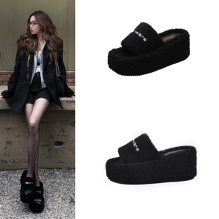 网红同款羊羔毛毛拖鞋坡跟外穿小个子厚底增高字母一字毛绒拖鞋女