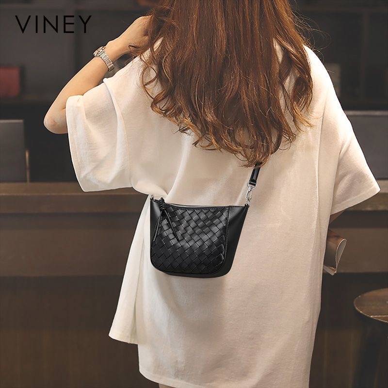 Viney包包女式2025新款斜挎包夏天女包高级感轻便饺子包真皮小包