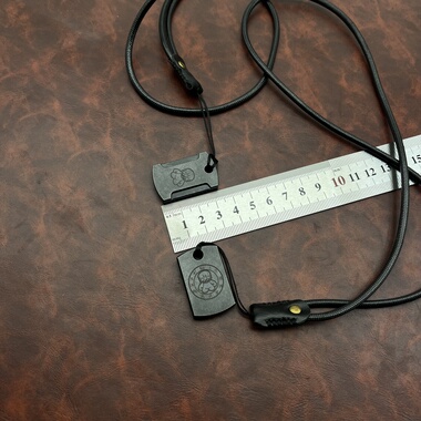 材料VG10小吊牌表面发黑石洗做旧效果电脑锣加工倒角配绳子