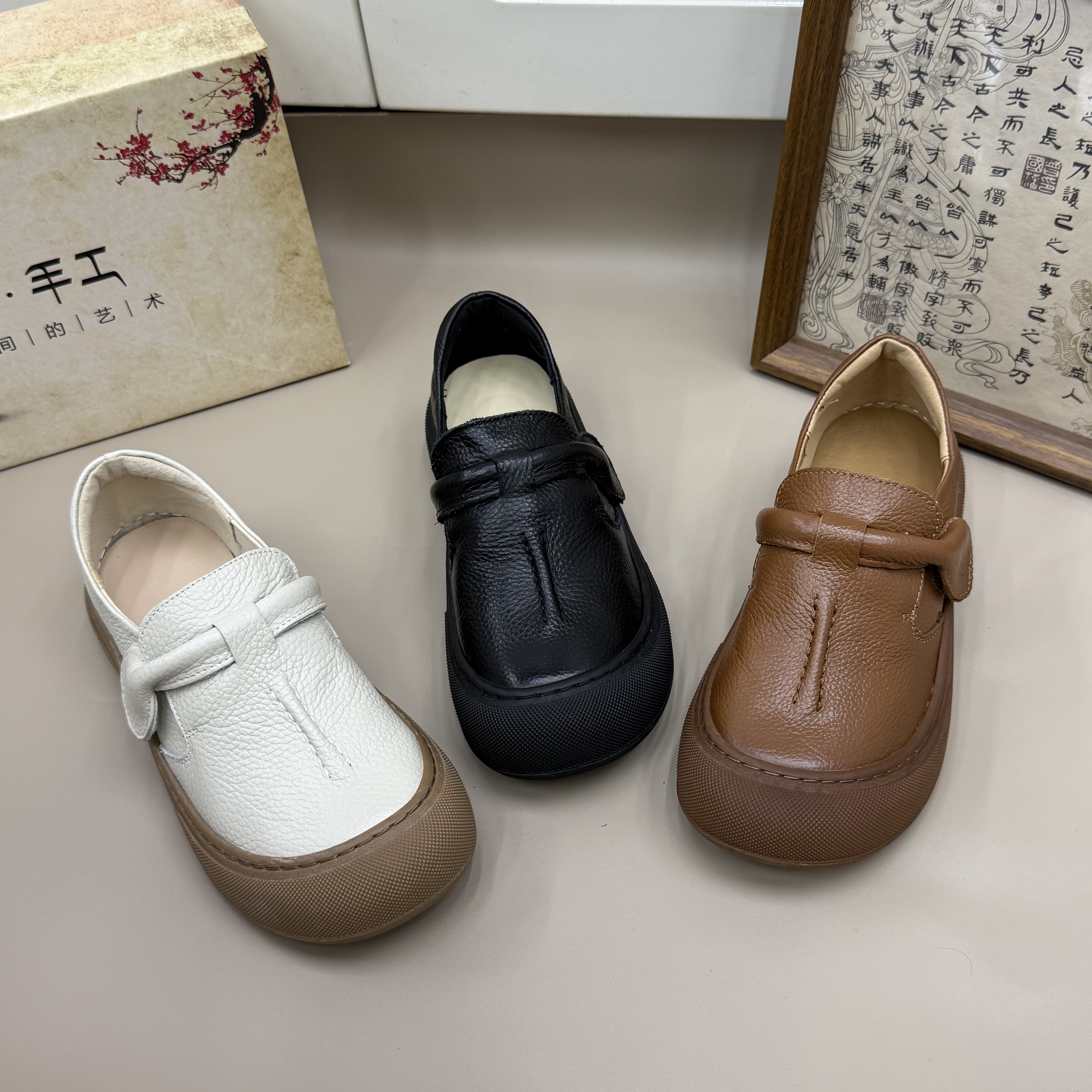 2025牛皮新款妈妈复古软底脚蹬女鞋舒适真皮防滑单鞋平底皮鞋