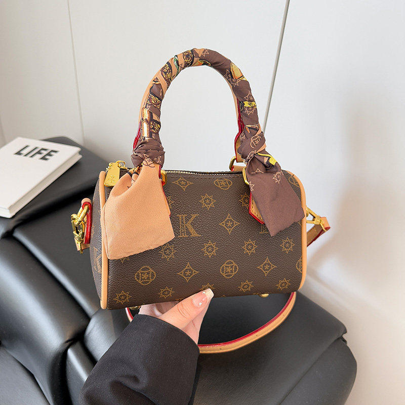 欧洲站高级感包包2025新款时尚精致波士顿枕头包女士百搭手提单肩