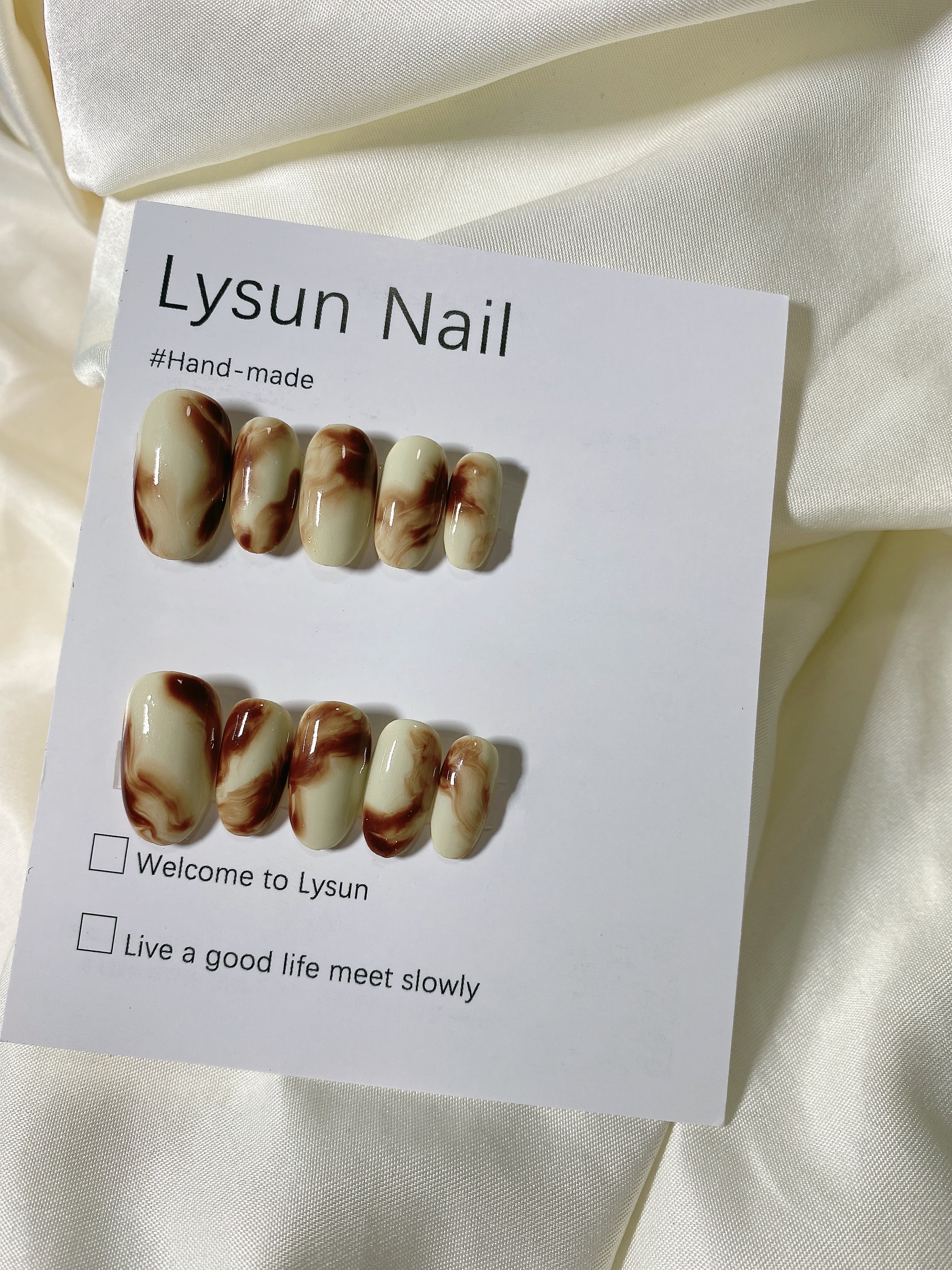 满满的秋冬感超显白简约美甲