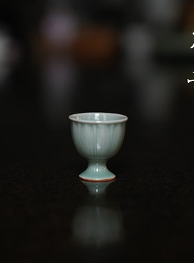 本曼龙泉青瓷迷你高足浮雕莲瓣杯