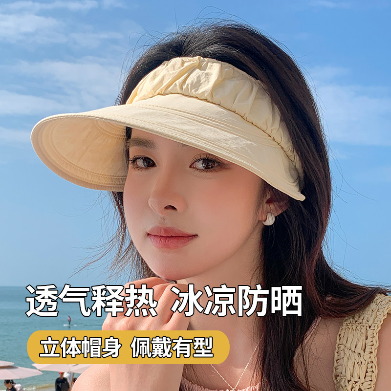 空顶帽女骑车吹不翻海边旅游度假图片