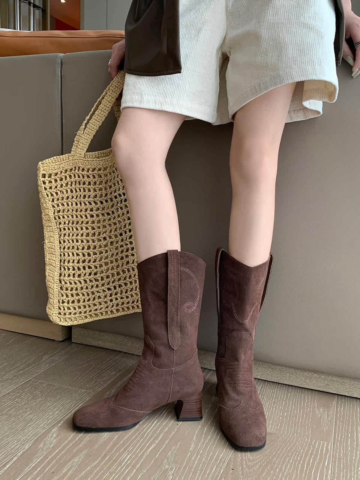 프레리 스타일 메일라드 레트로 브이넥 스웨이드 자수 웨스턴 카우보이 부츠 여성용 브라운 스퀘어 토 두꺼운 힐 미드카프 부츠